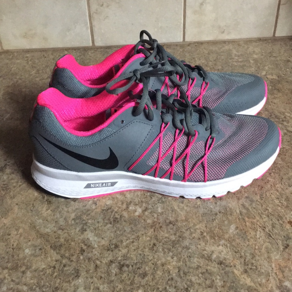 NWOT- Women’s Size 10 Nike Reslon running shoes